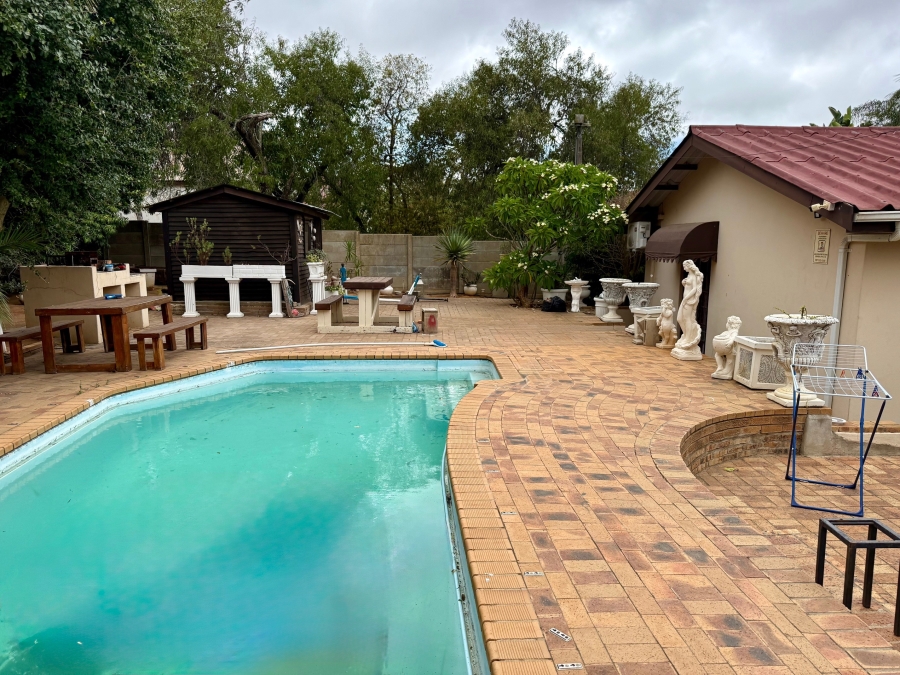 4 Bedroom Property for Sale in Bergzicht Western Cape